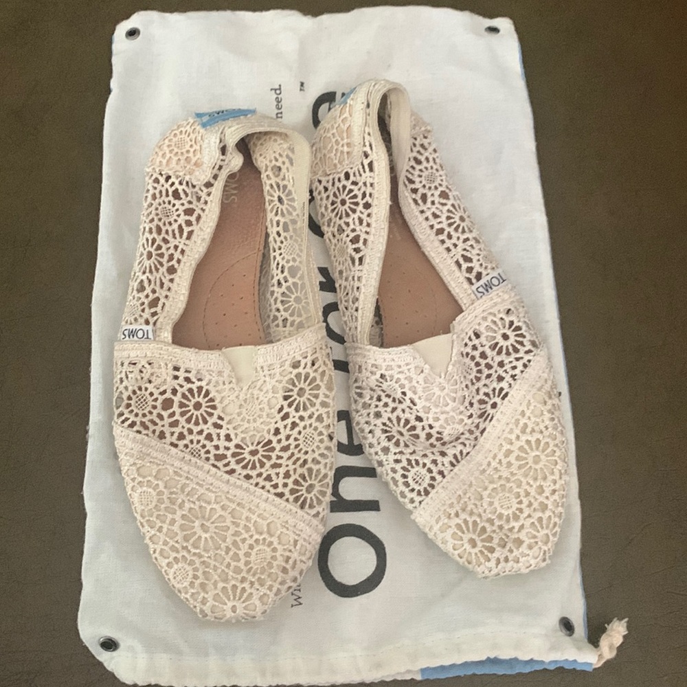 They are times they are like a ivory color beige color kind of in good condition